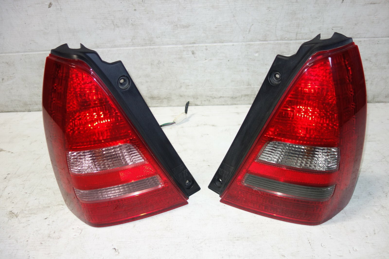 JDM SUBARU FORESTER SG5 SG OEM TAIL LIGHTS LAMPS LEFT & RIGHT SIDE SET 2003-2005