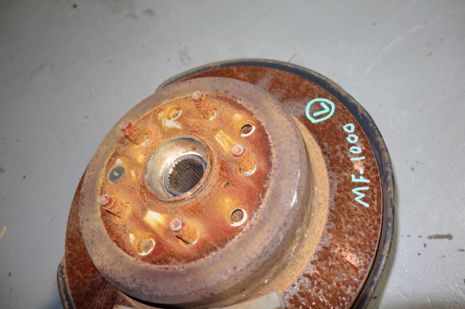JDM 00-05-LEXUS IS300 REAR LEFT SPINDLE WHEEL HUB BEARING KNUCKLE OEM SUSPENSION