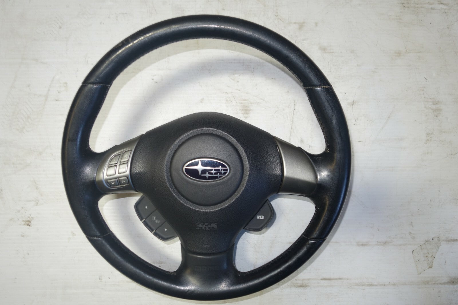 JDM 2005-2009 SUBARU LEGACY & OUTBACK MOMO STEERING WHEEL HUB 2005-2009