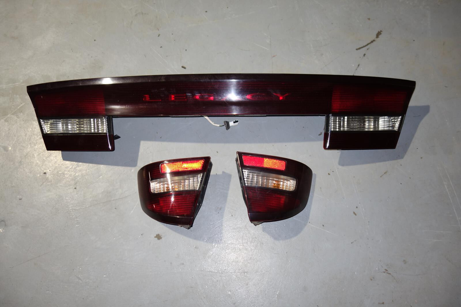 JDM Subaru Legacy B4 BE5 BE9 Sedan Tail Lights Lamps Center Garnish 1998-2004