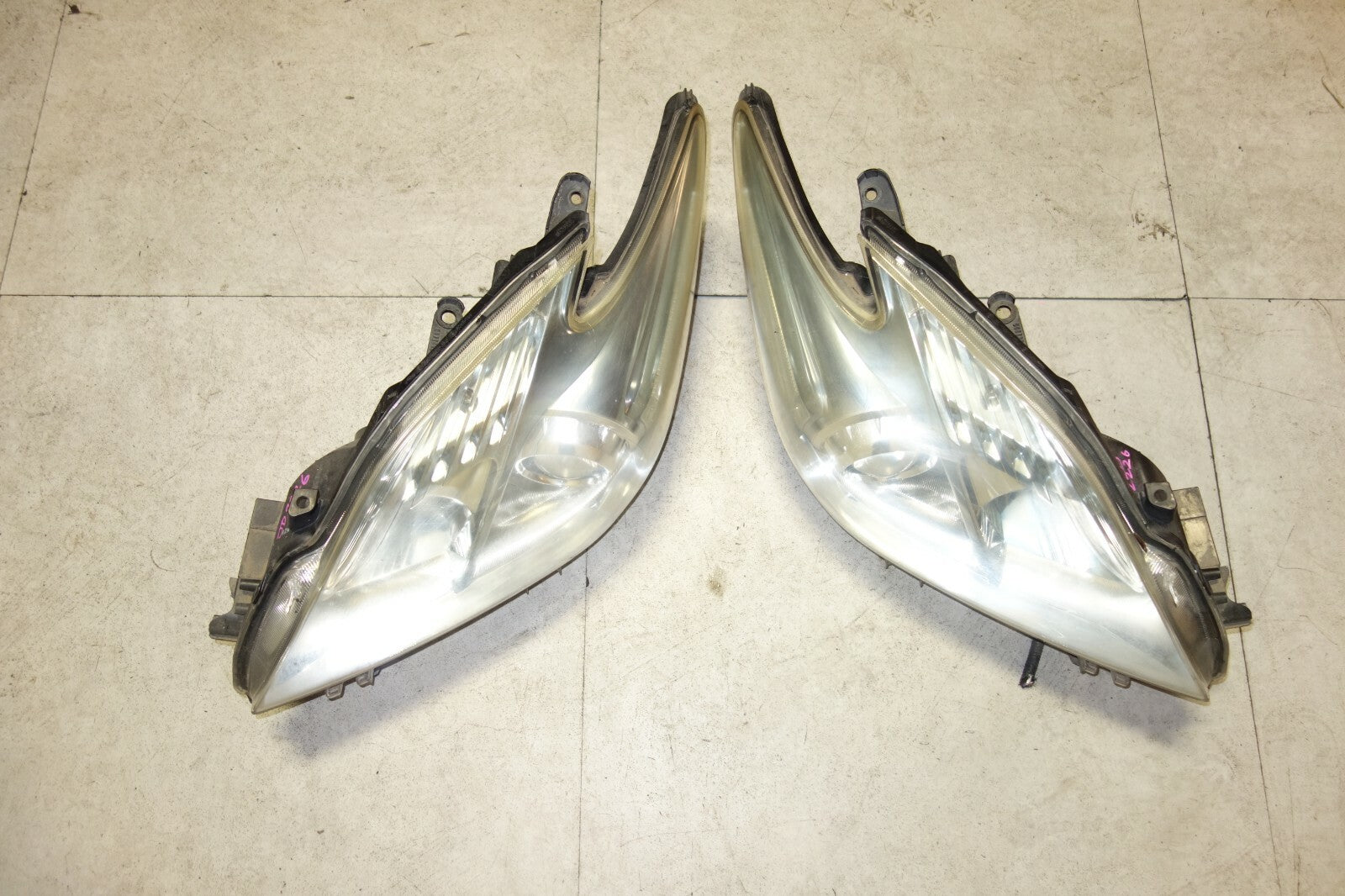 JDM Toyota Prius Headlights Head Lamps OEM 2010 2011 OEM Genuine Japan No Amber