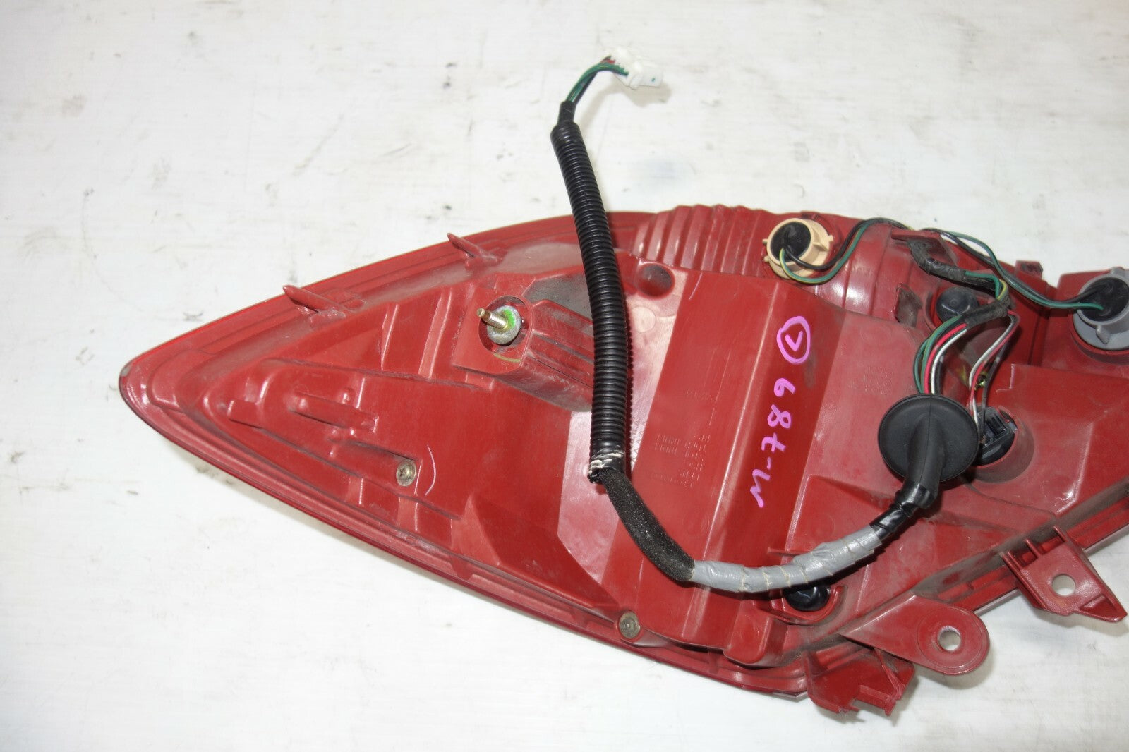 JDM 2005-2008 ACURA 3.5 RL OEM LEFT SIDE TAIL LIGHT  GENUINE TAILLIGHT LAMP