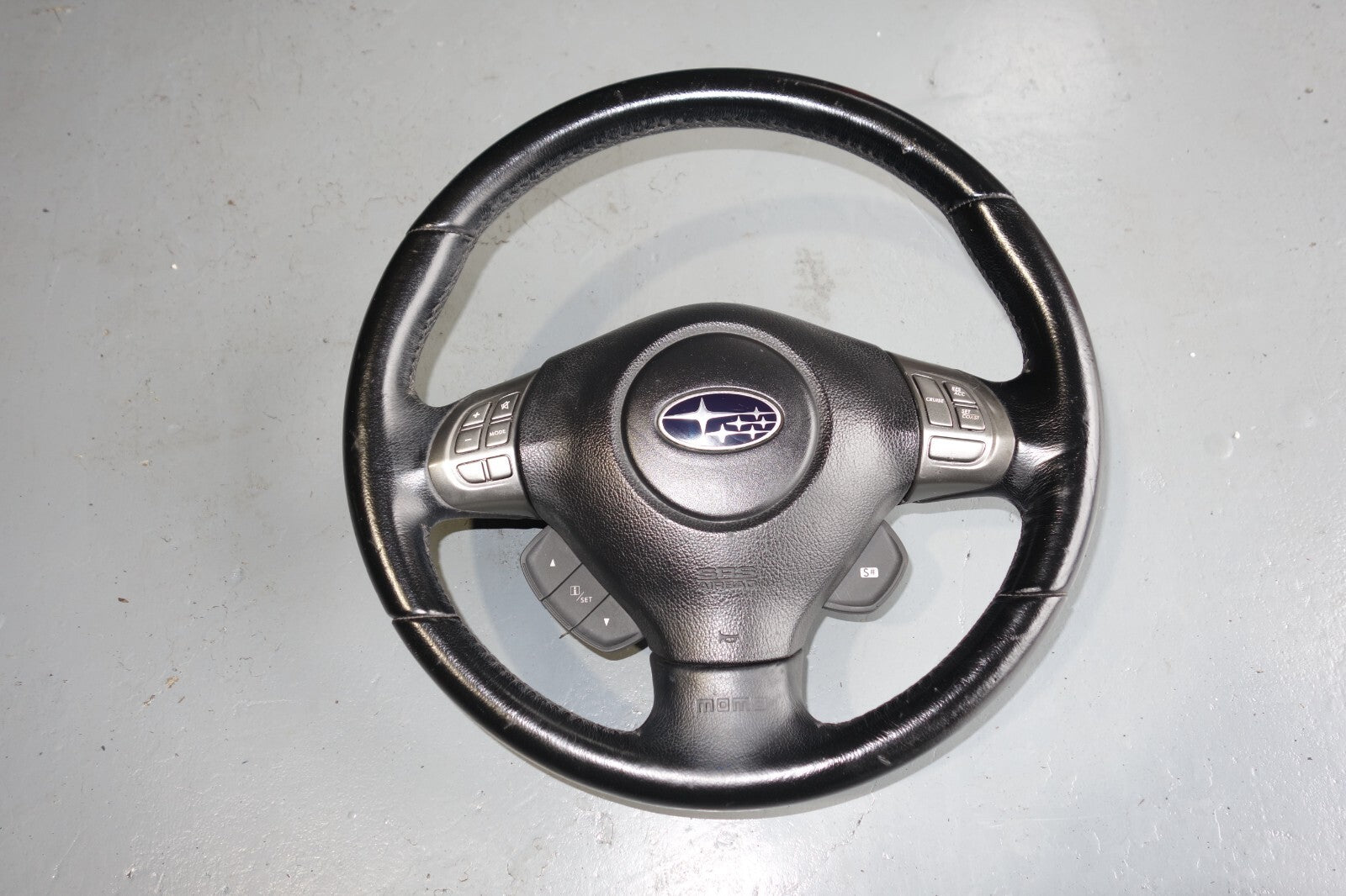 JDM 2005-2009 SUBARU LEGACY & OUTBACK MOMO STEERING WHEEL & HUB 05-2009 M-1011