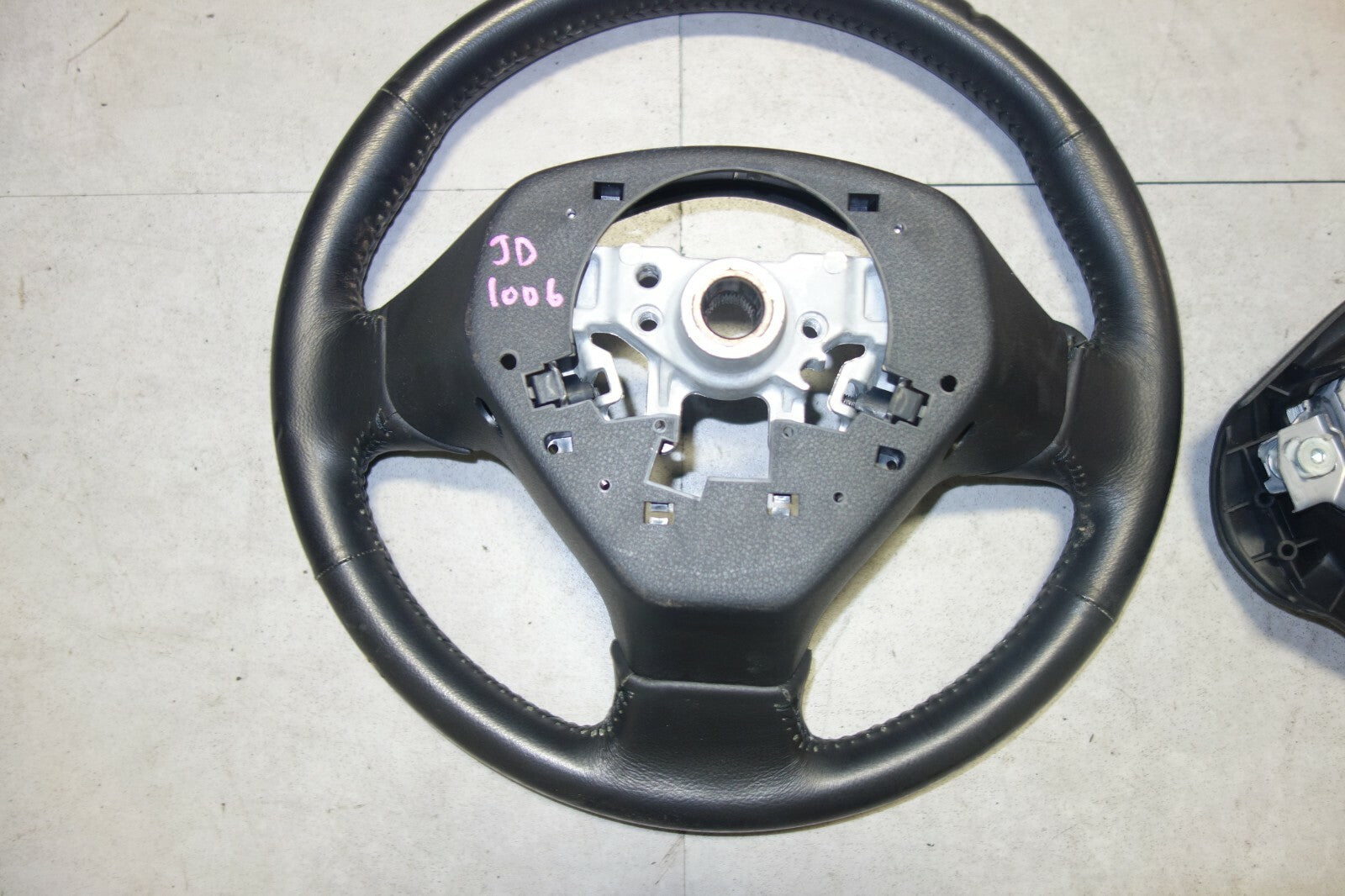 JDM 2005-2009 SUBARU LEGACY & OUTBACK MOMO STEERING WHEEL & HUB 05-2009 JD-1006