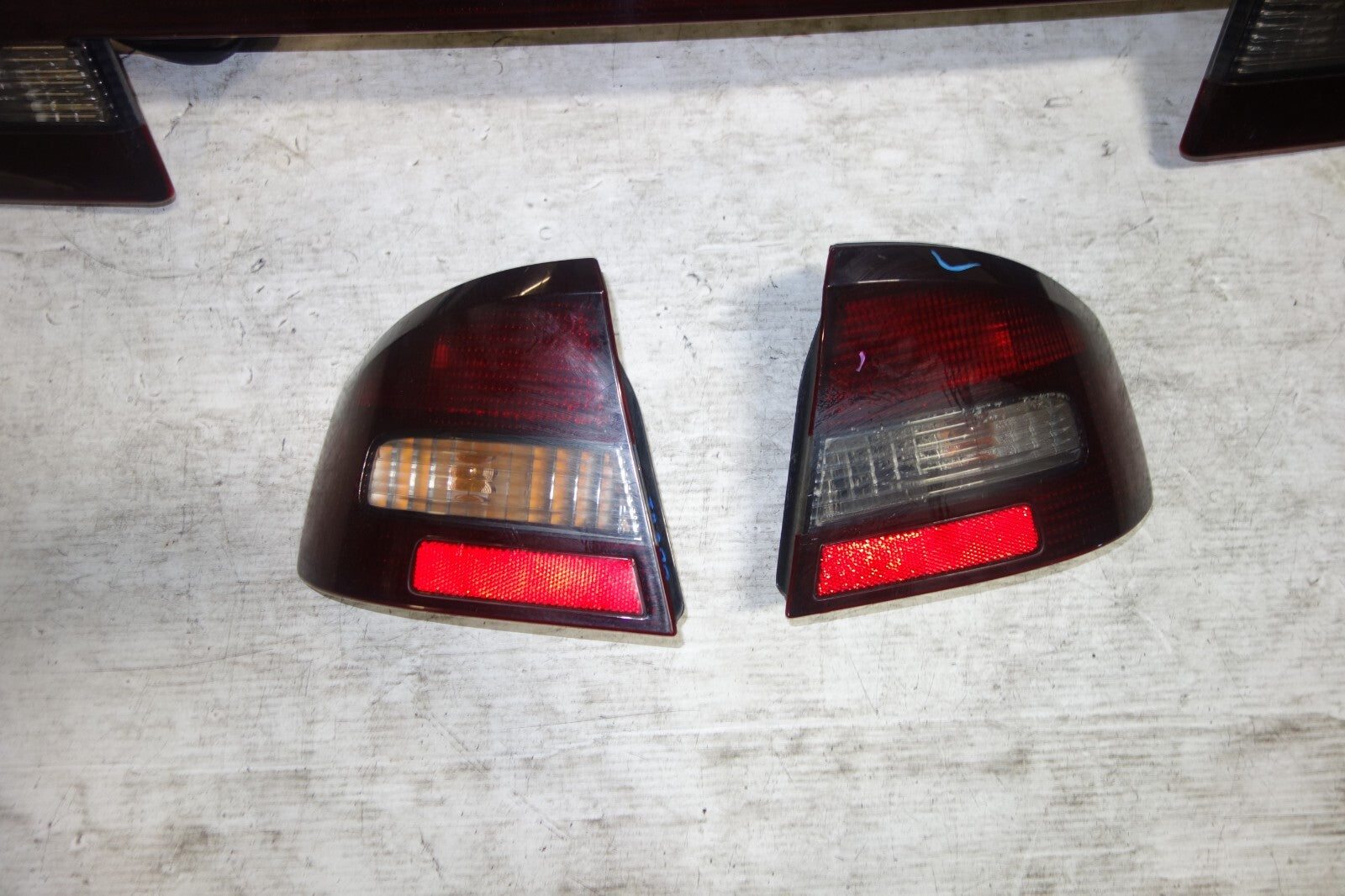 JDM Subaru Legacy Sedan Taillights BE5 Left & Right 2000-2004 Garnish