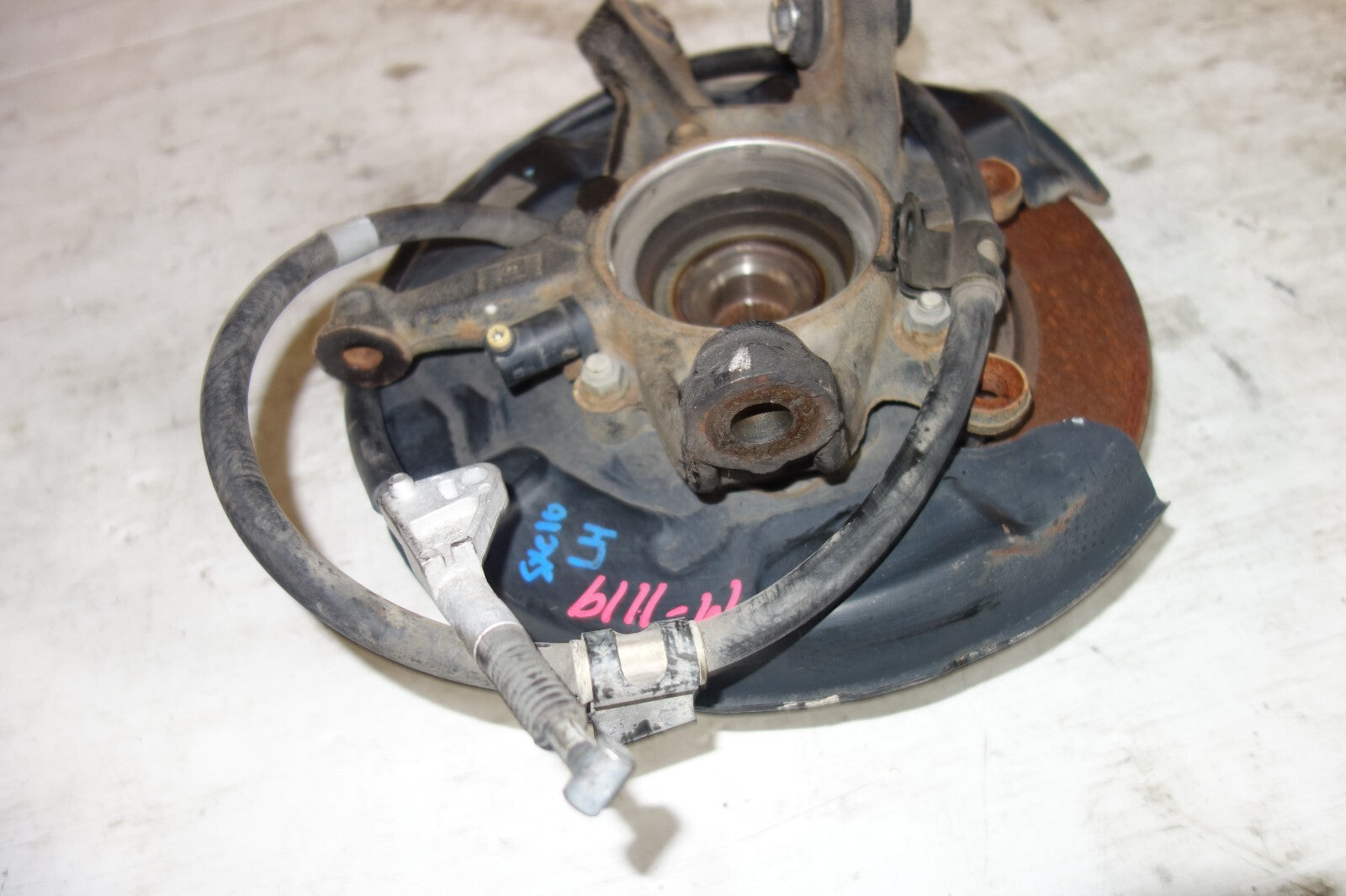 JDM 00-05-LEXUS IS300 REAR LEFT SPINDLE WHEEL HUB BEARING KNUCKLE OEM SUSPENSION