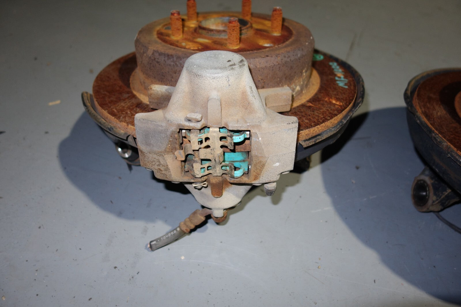 JDM 00-05-LEXUS IS300 REAR LEFT & RIGHT SPINDLE WHEEL HUB BEARING KNUCKLE OEM