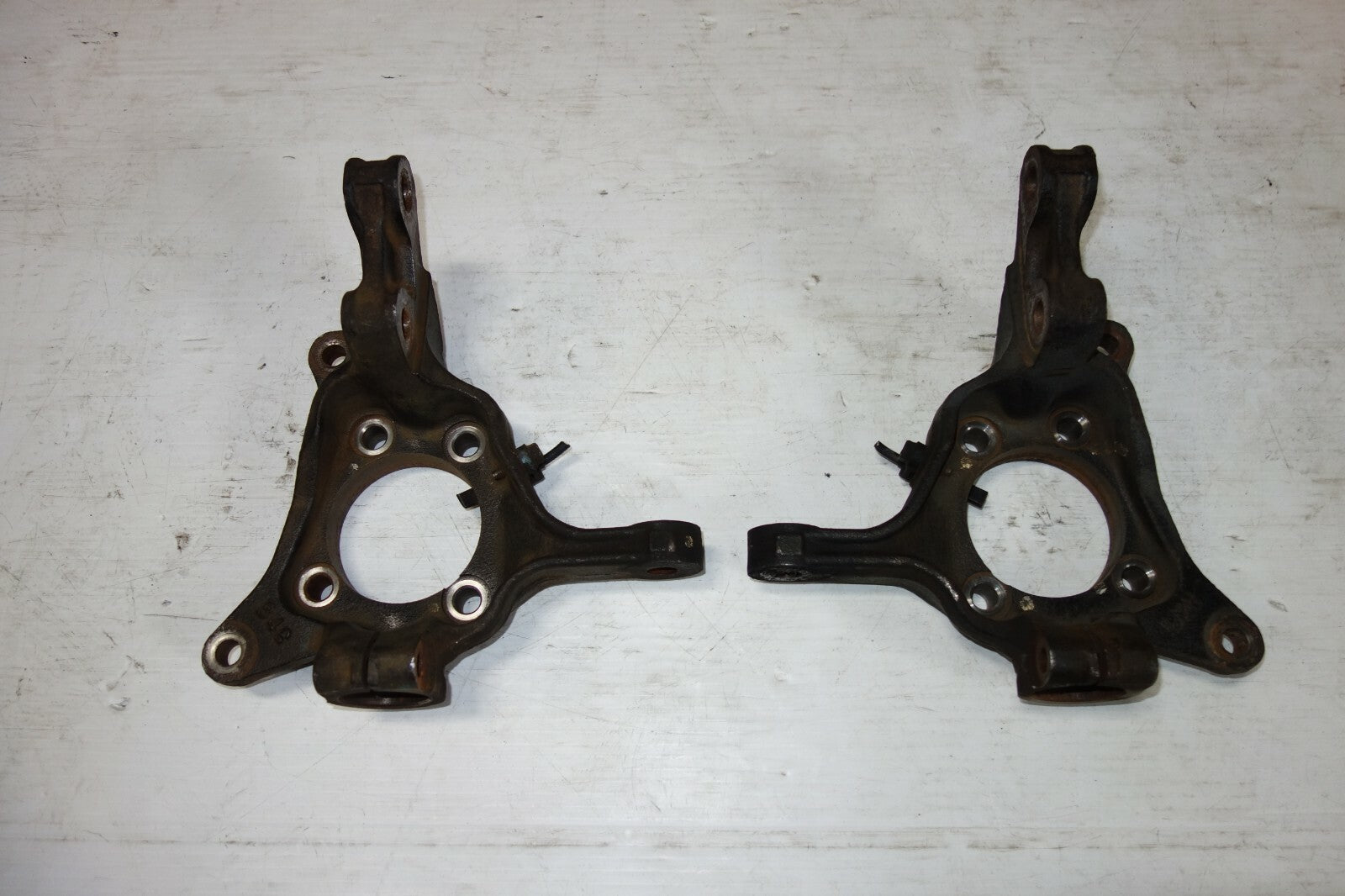 JDM SUBARU LEGACY OUTBACK OEM FRONT KNUCKLES SPINDLE PAIR LEFT & RIGHT 2005-2014